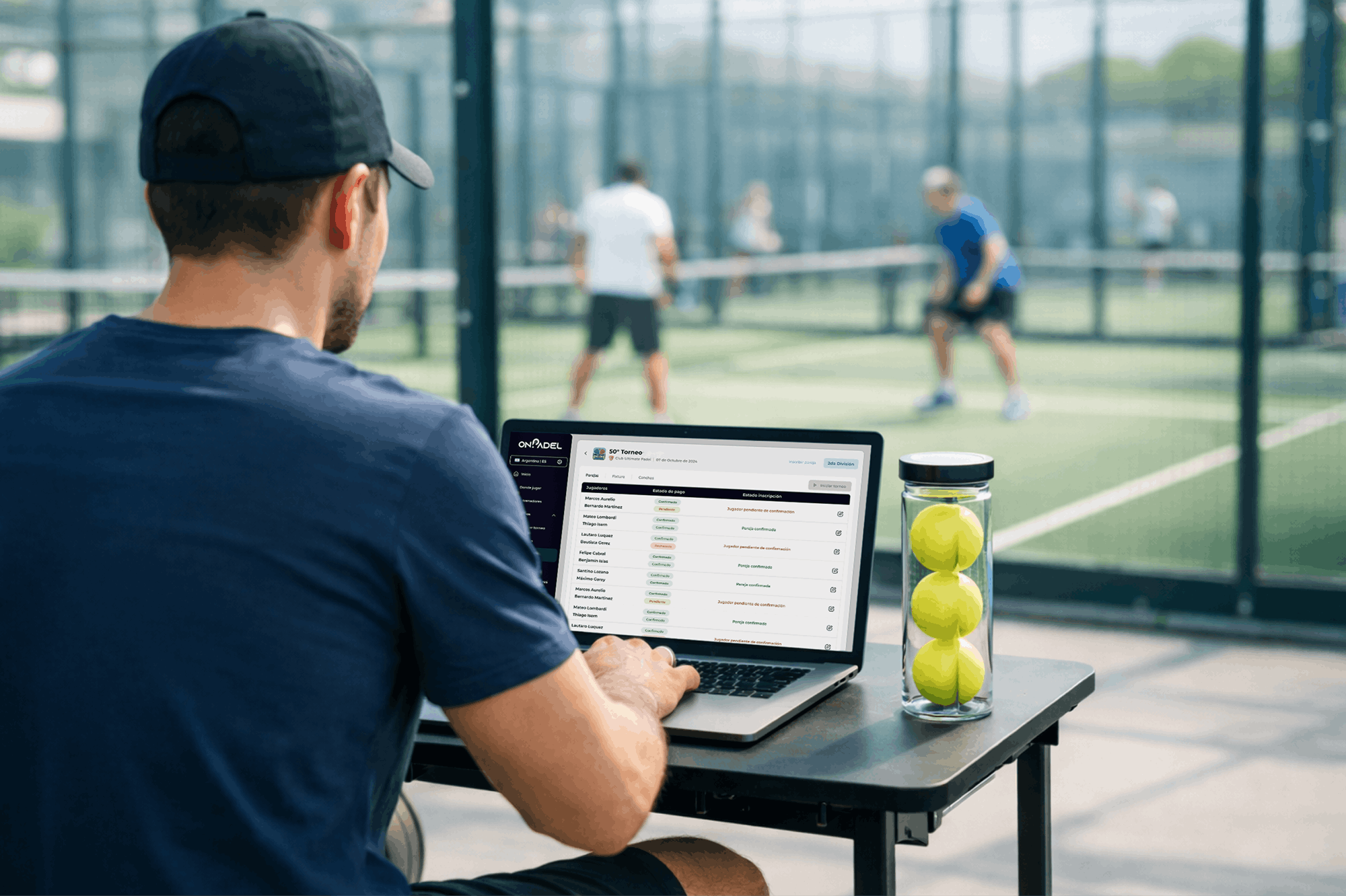 Padel tournament organizer using the Onpadel platform on tablet
