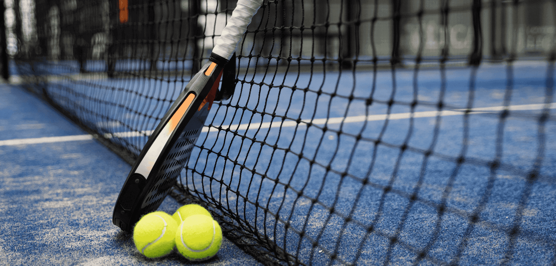 Cancha de pádel con paleta - torneos para jugadores de todos los niveles